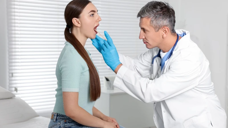 Hãy đưa người bệnh đi khám nếu đau họng kéo dài hoặc có dấu hiệu nặng