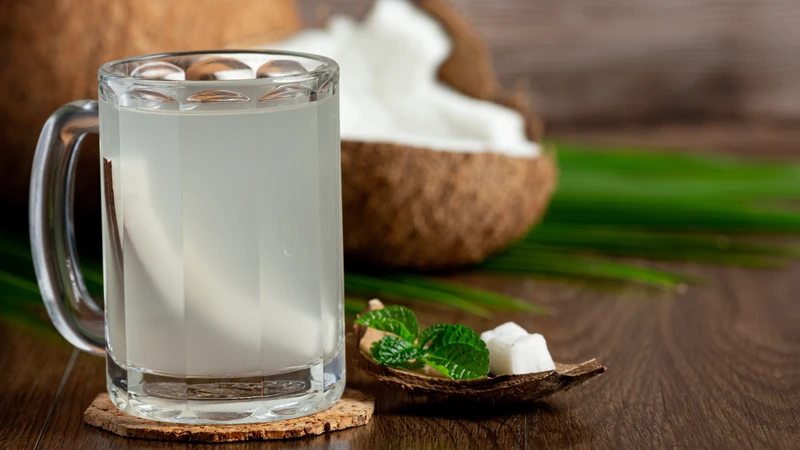 Thủy đậu uống nước dừa được không là thắc mắc của nhiều người