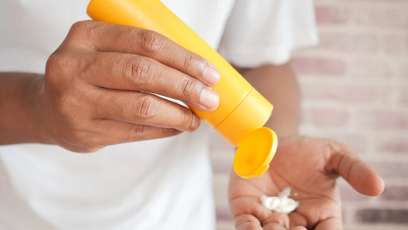 Sử dụng kem chống nắng phổ rộng là bước quan trọng để bảo vệ da hàng ngày