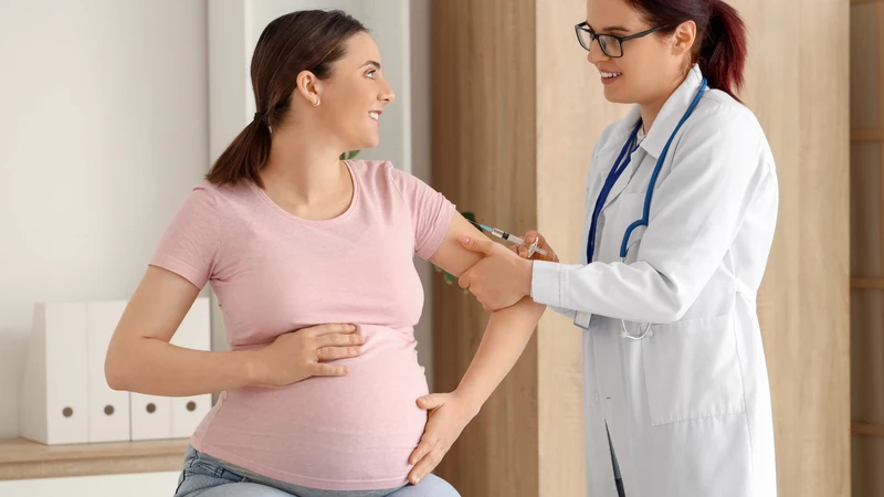Tiêm phòng đầy đủ giúp bảo vệ mẹ và bé