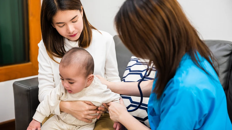 Luôn tham khảo ý kiến bác sĩ để có lịch tiêm chủng phù hợp và an toàn nhất cho con