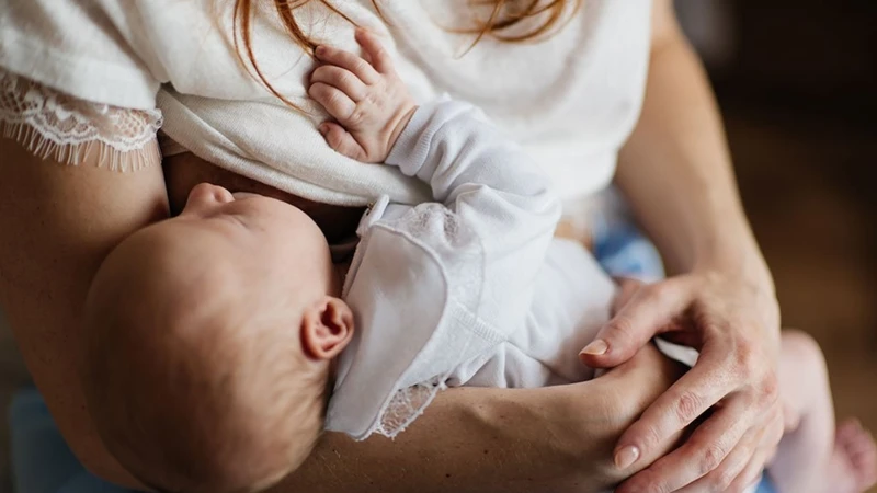 Tăng cữ bú sau khi tiêm vắc xin 6 trong 1 giúp bé được an ủi, dễ chịu và hồi phục tốt hơn