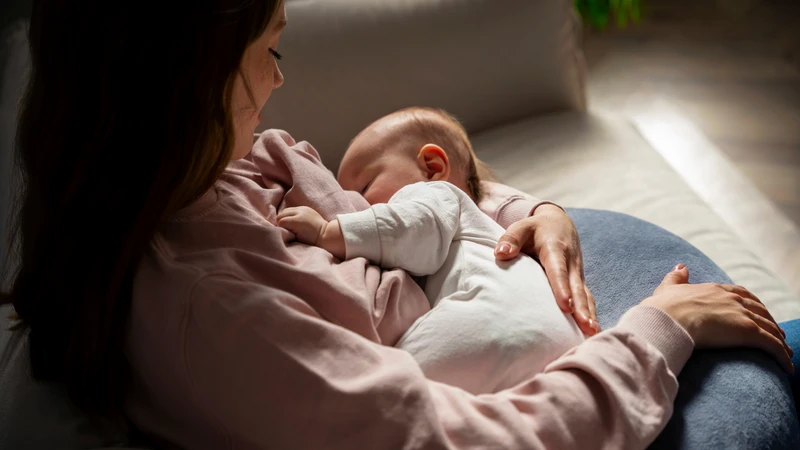 Sau tiêm cần theo dõi bé kỹ, hỗ trợ bú mẹ để bé cảm thấy an toàn và dễ chịu hơn