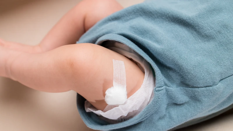 Theo dõi sát sao sức khỏe của trẻ sau tiêm là điều vô cùng quan trọng