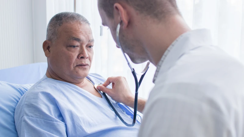 Tiêm vắc xin giúp hạn chế nguy cơ nhập viện và gián đoạn điều trị