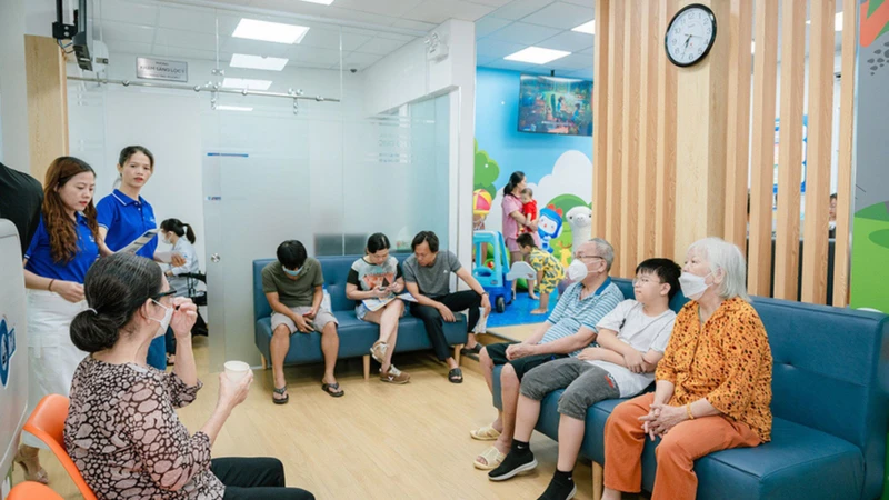 Sau khi tiêm, người dân nên ở lại ít nhất 30 phút tại cơ sở tiêm để được theo dõi tình trạng sức khỏe