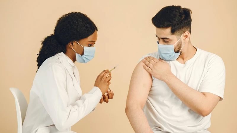 Ở nam giới, tiêm HPV giúp ngừa ung thư dương vật, ung thư hậu môn, ung thư vòm họng