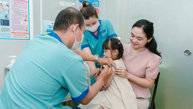 Tại Tiêm chủng Long Châu khách hàng thường được khám sàng lọc trước tiêm theo quy trình