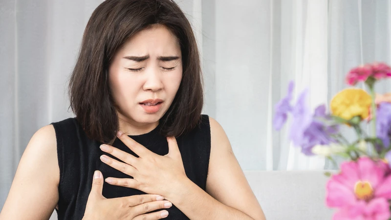 Cần đưa đi cấp cứu ngay nếu gặp phải tình trạng khó thở sau tiêm
