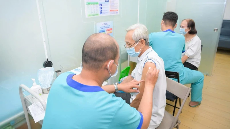 Người lớn tuổi là đối tượng nên tiêm vắc xin RSV
