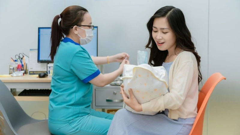 Quá trình tiêm chủng được thực hiện bởi nhân viên y tế đã qua đào tạo chuyên môn