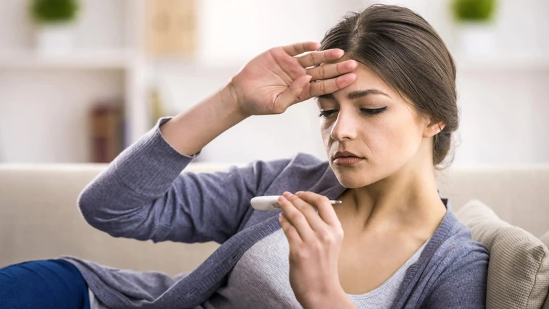 Sau tiêm vắc xin, cần theo dõi các triệu chứng như sốt cao, chóng mặt để kịp thời xử trí