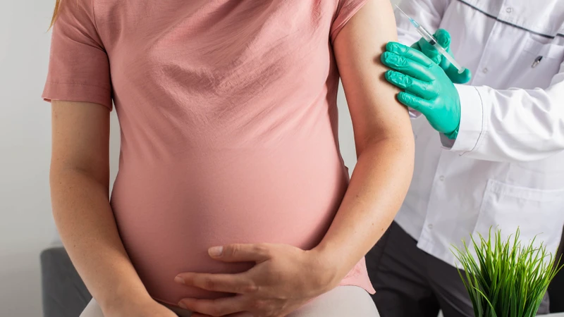Đối với phụ nữ mang thai, cần có chỉ định của bác sĩ trước khi tiêm vắc xin RSV