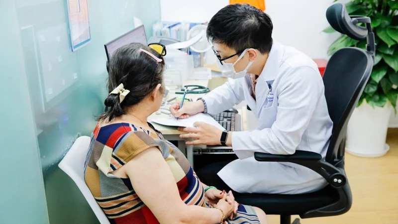 Vắc xin RSV giúp giảm các biến chứng hô hấp nặng ở người lớn tuổi