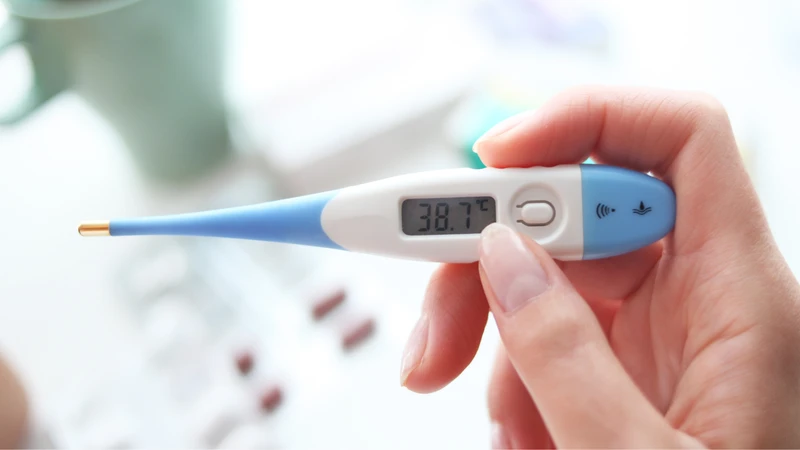 Sốt nhẹ là phản ứng thường gặp sau khi tiêm vắc xin RSV