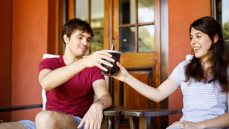 Dùng chung cốc, dụng cụ ăn uống hoặc bàn chải đánh răng có thể làm tăng nguy cơ phơi nhiễm bệnh