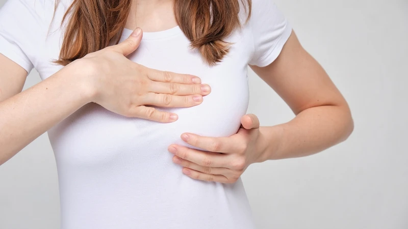 Massage nhẹ nhàng vùng ngực giúp thư giãn và giảm cơn tức nặng
