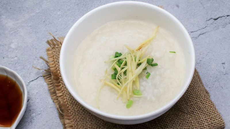 Người bệnh nên ăn thức ăn mềm, dễ tiêu như cháo, súp, khoai tây, bí đỏ, chuối và cà rốt