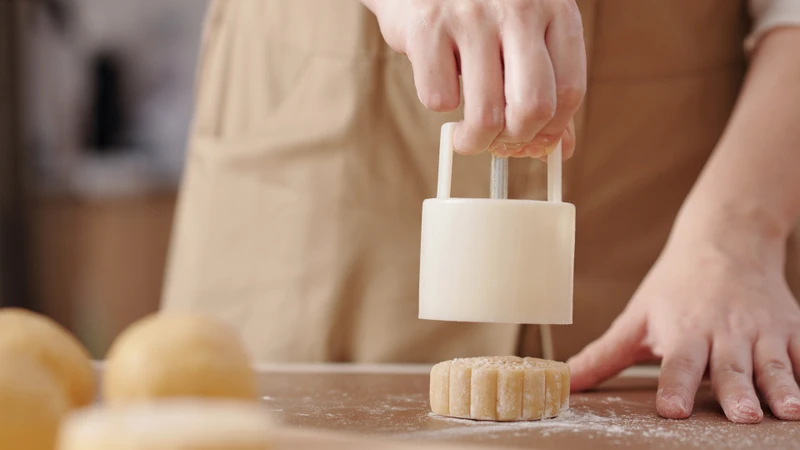 Tự làm bánh trung thu giúp chủ động giảm đường và lựa chọn nguyên liệu phù hợp