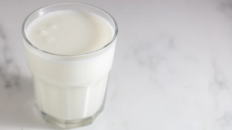 Kết hợp hạt điều với&nbsp;sữa không đường để cân bằng dinh dưỡng và ổn định đường huyết sau ăn