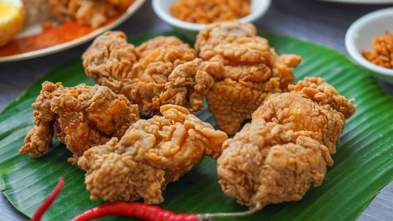 Tránh ăn trứng vịt lộn cùng đồ chiên rán hoặc thực phẩm có đường là điều cần thiết để hạn chế tác động tiêu cực lên chuyển hóa