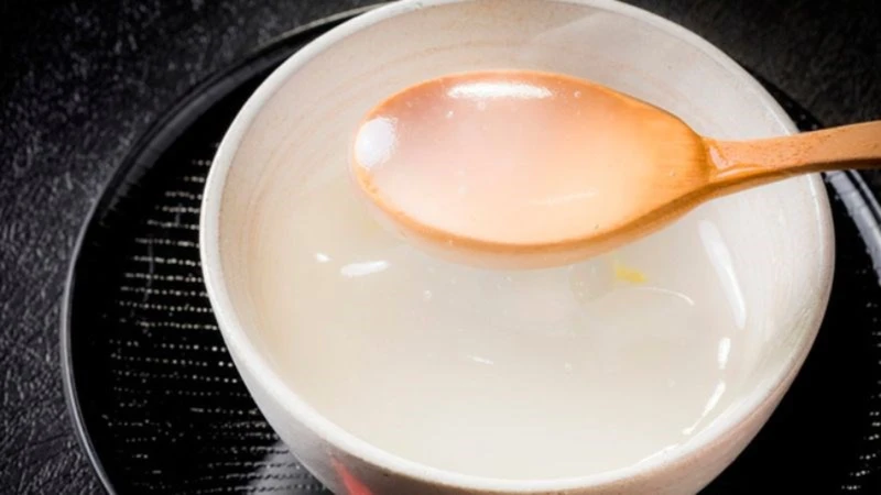 Nên pha bột sắn dây với nước ấm hoặc nước nguội, tuyệt đối không thêm đường, sữa đặc hay siro