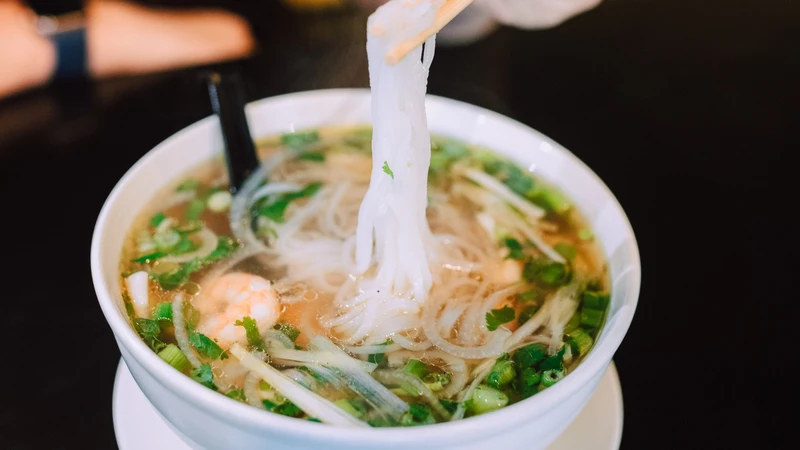 Người tiểu đường nên hạn chế phở có nhiều topping chế biến sẵn vì có thể chứa nhiều tinh bột và calo
