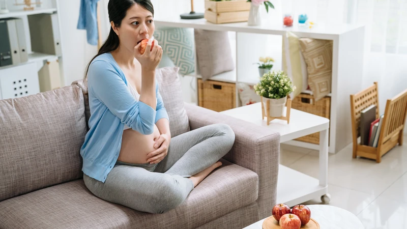 Mẹ bầu nên theo dõi kỹ tình trạng đường huyết của mình để cân nhắc có nên ăn táo hay không