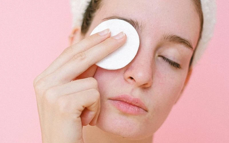 Lẹo mắt có thể tự thuyên giảm bằng các phương pháp như chườm ấm, vệ sinh đúng cách