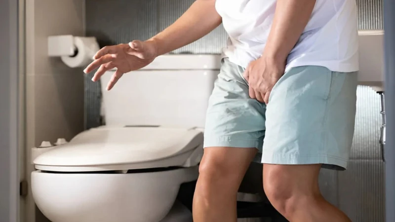 Tiểu ra máu cũng có thể là dấu hiệu cảnh báo sỏi thận ở nam giới