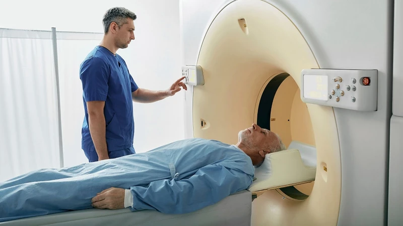 MRI giúp bác sĩ đánh giá tốt hơn thành phần mô mềm và mối liên quan của tổn thương với các cấu trúc lân cận