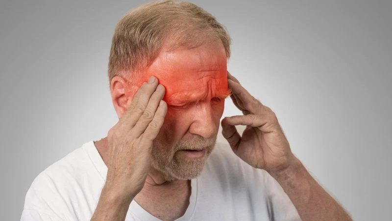 Có thể cảm nhận một vùng lõm, khối gồ hoặc thay đổi hình dạng tại khu vực xương bị ảnh hưởng