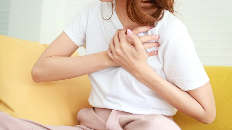 Tim đập nhanh tay chân run khó thở là triệu chứng mà không ít độc giả phải đối mặt