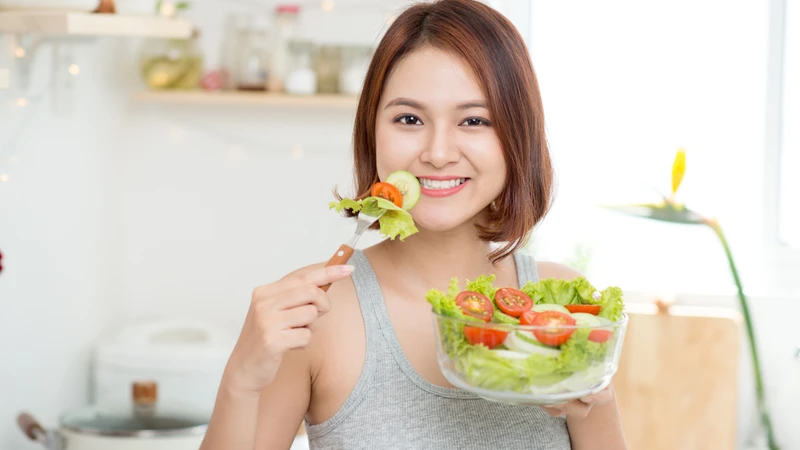 Chế độ ăn uống lành mạnh giúp cân bằng nội tiết và hạn chế rối loạn buồng trứng