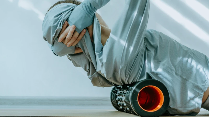 Giữ tư thế đúng và khởi động kỹ giúp giảm nguy cơ chấn thương cơ lưng