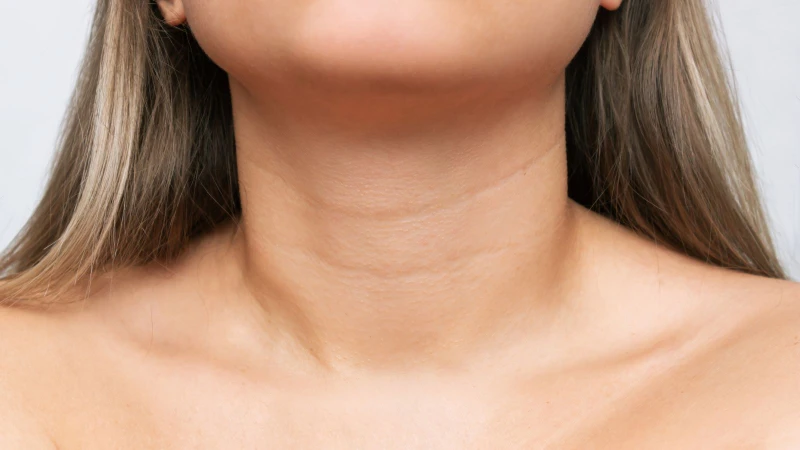 Vùng cổ là khu vực dễ trở nên sẫm màu nếu không được chăm sóc đúng cách