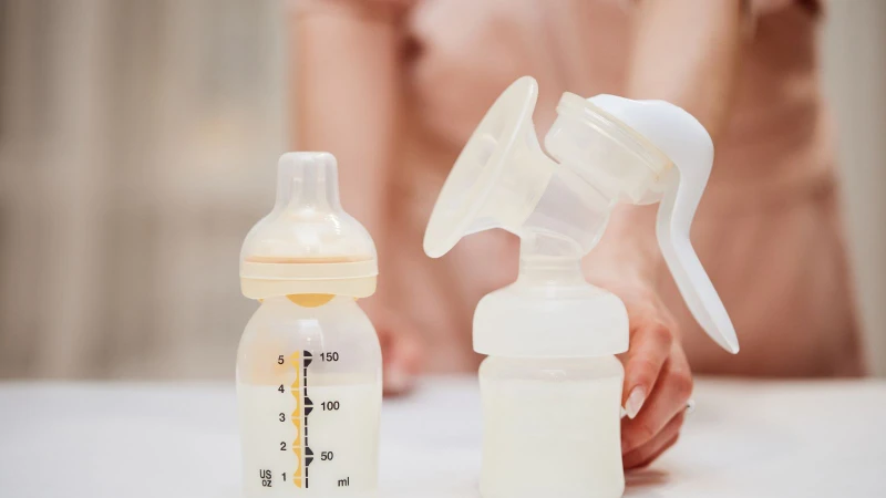 Chọn bình thủy tinh, nhựa an toàn hoặc túi trữ sữa chuyên dụng, không dùng chai tái chế khi trữ sữa