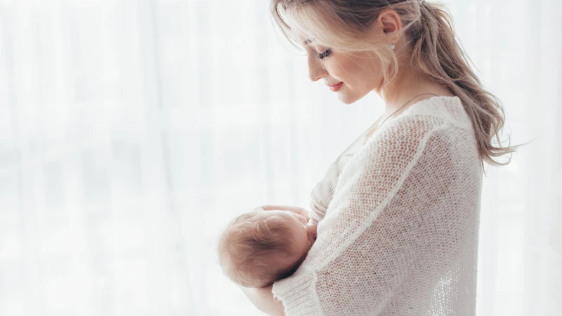 Sữa mẹ chứa đầy đủ dưỡng chất cần thiết và phù hợp với hệ tiêu hóa non nớt của trẻ