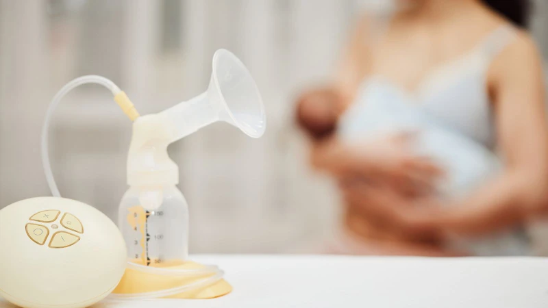 Sữa mẹ để nhiệt độ phòng được bao lâu là câu hỏi được nhiều mẹ quan tâm để đảm bảo an toàn