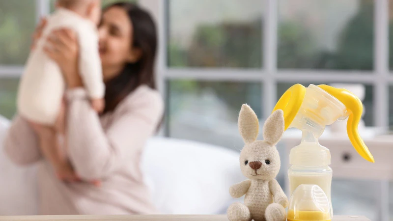 Sữa mẹ đã hâm và để ở nhiệt độ phòng trong vòng 2 tiếng thường không còn an toàn cho bé