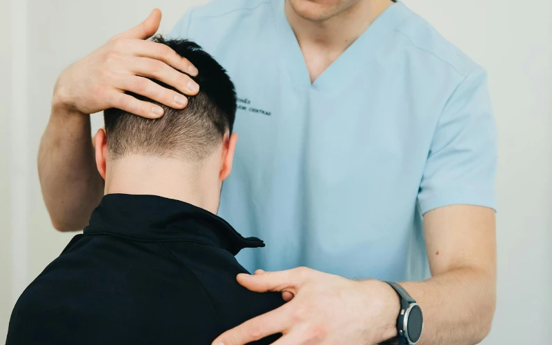 Thực hiện các bài tập kéo giãn vùng cổ giúp thư giãn dải cơ ức đòn chũm