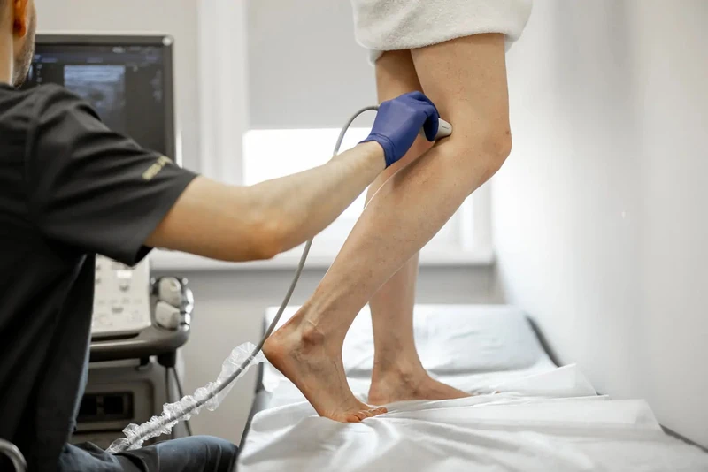 Siêu âm mạch máu giúp đánh giá lưu lượng máu và phát hiện huyết khối tĩnh mạch chi dưới