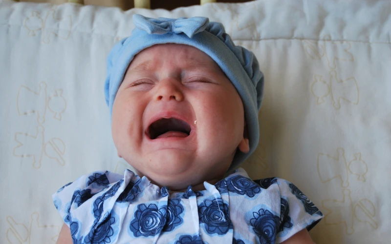 Nếu nanh sữa sưng đỏ, trẻ quấy khóc nhiều, bỏ bú, cần cho trẻ đến gặp bác sĩ để thăm khám và điều trị