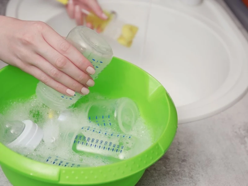Vệ sinh sạch bình bú, núm vú để tránh nhiễm trùng nanh sữa