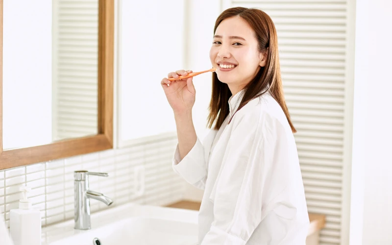 Vệ sinh răng miệng sạch sẽ giúp phòng ngừa các bệnh răng miệng từ đó giảm nguy cơ hoại tử răng