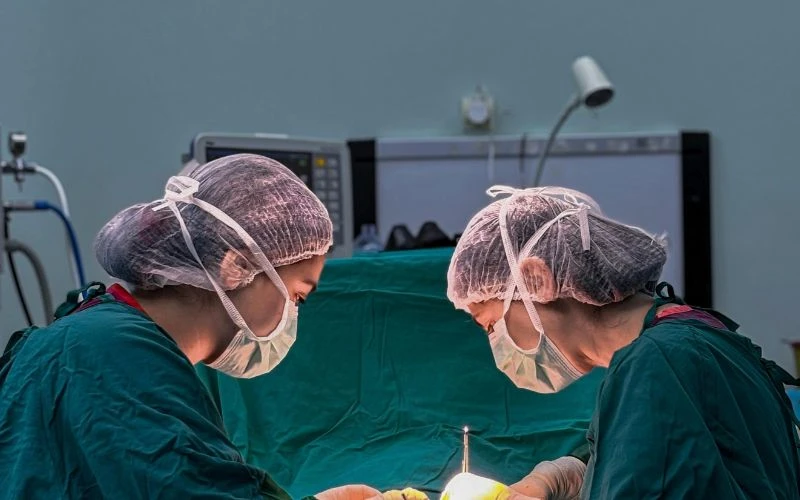 Phẫu thuật loại bỏ đoạn ruột thừa viêm là phương pháp điều trị triệt để viêm ruột thừa trẻ em