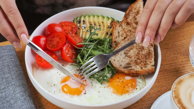 Có thể phân bổ protein đều giữa các bữa ăn trong ngày thay vì dồn toàn bộ vào một hai bữa ăn lớn