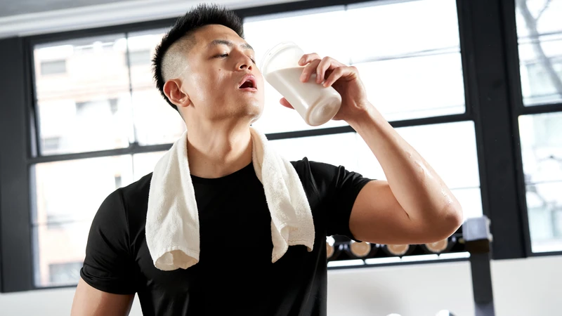 Bổ sung protein trước hoặc sau tập có thể hỗ trợ quá trình tổng hợp protein cơ