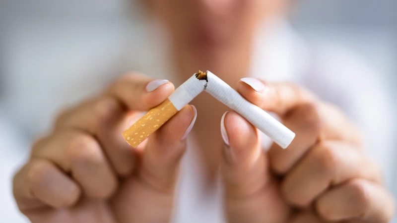 Thói quen hút thuốc lá gây hại cho thành mạch, làm tăng nguy cơ xuất hiện giãn tĩnh mạch dưới lưỡi