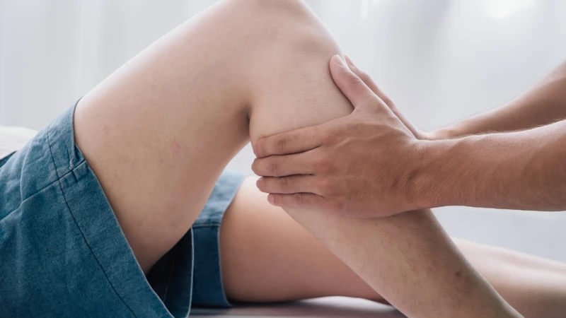 Đứng hoặc ngồi quá lâu dễ ứ đọng ở hệ thống tĩnh mạch chi dưới
